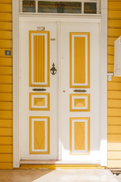 bella decorazione dei dettagli della facciata della casa con fiori e colori