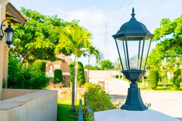 bella decorazione della lampada sulla parete esterna