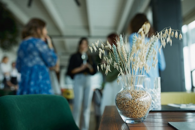 Bella decorazione di una tavola festiva con stoviglie e posate, decorata con fiori e nastri. Regolazione della tavola festiva.