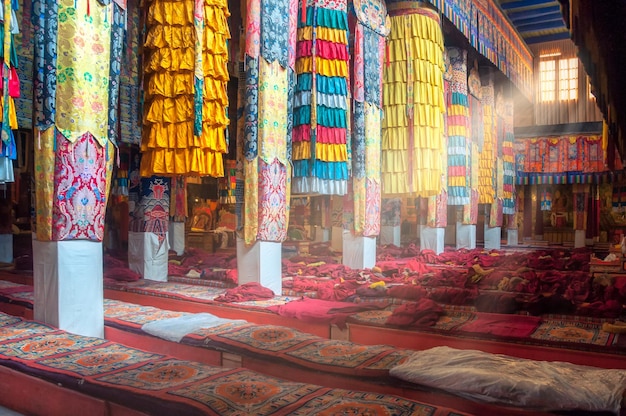 Bella decorazione interna variopinta del tempio buddista tibetano Tibet