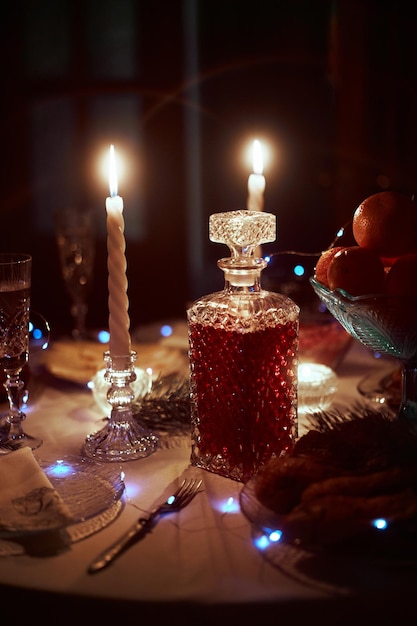 Bella decorazione natalizia retro festa di compleanno candele accese e luci nel buio di Natale