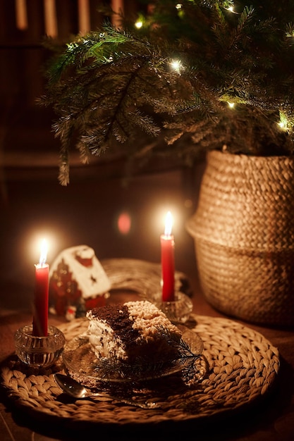 Bella decorazione natalizia retro festa di compleanno candele accese e luci nel buio di Natale