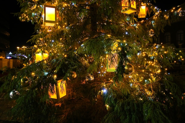 Bella decorazione sull'albero di Natale. Lanterna e luci. Stile rustico.