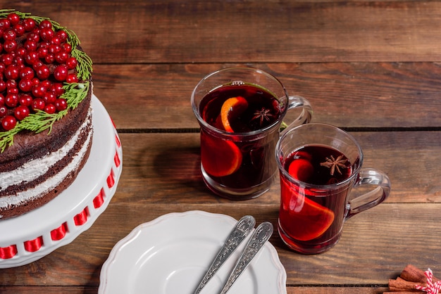 Bella deliziosa torta con bacche rosse luminose sul tavolo di Natale