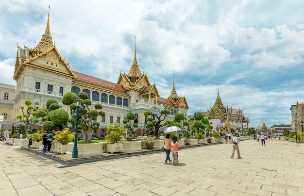 Bella di Chakri Maha Prasart Throne Hall a Bangkok con persone