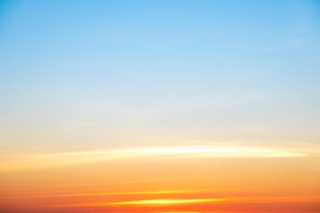 Bella di lusso morbido gradiente arancione nuvole dorate e la luce del sole sul cielo blu perfetto per lo sfondo prendere in everningTwilight
