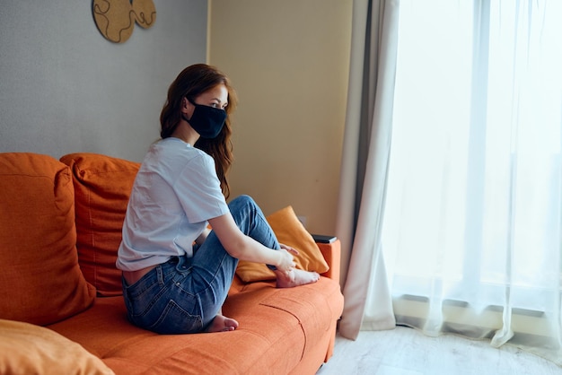 Bella donna a casa in quarantena pandemica scudo viso rimanere a casa concetto