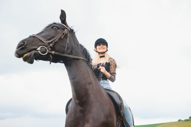 Bella donna a cavallo