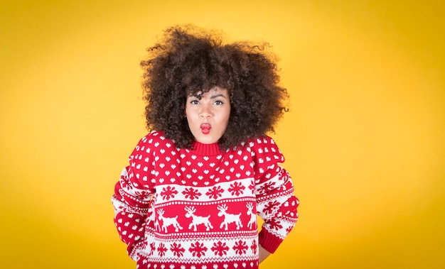 bella donna a natale faccia arrabbiata, sfondo giallo