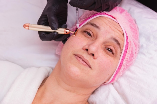 Bella donna adulta Applicazione di Botox sul trattamento di cura della pelle di ringiovanimento della prevenzione delle rughe del paziente