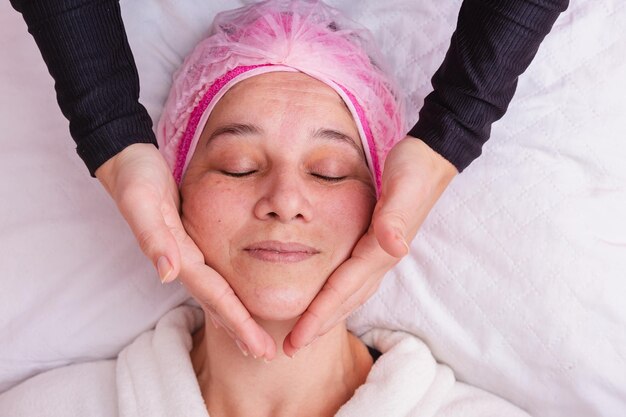 Bella donna adulta foto concetto di bellezza cura della pelle spa concetto trattamento massaggio facciale