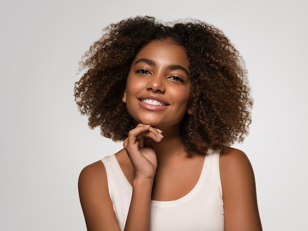 Bella donna africana bianca t-shirt ritratto taglio di capelli afro che tocca il suo viso Colore di sfondo grigio