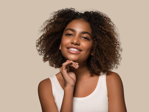 Bella donna africana bianca t-shirt ritratto taglio di capelli afro che tocca il suo viso Colore di sfondo marrone