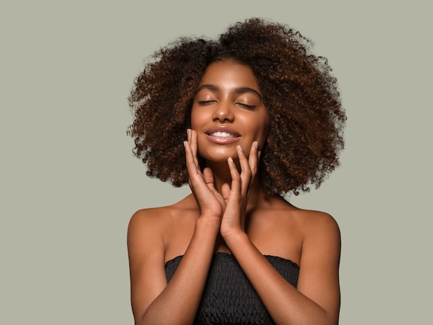 Bella donna africana nera t-shirt ritratto taglio di capelli afro che tocca il suo viso Colore di sfondo verde