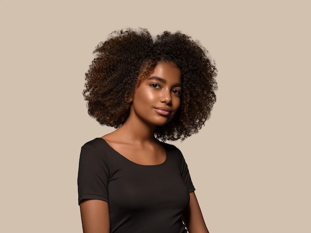 Bella donna africana t-shirt nera ritratto taglio di capelli afro Colore di sfondo. Marrone