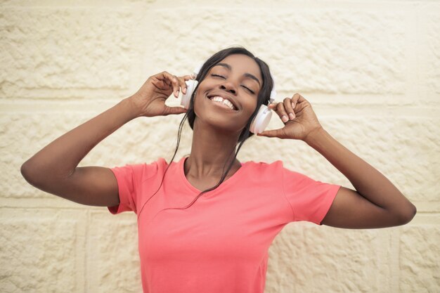 Bella donna afro ascoltando musica