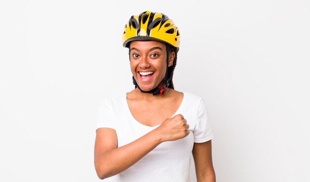 Bella donna afro con trecce con un casco da bici