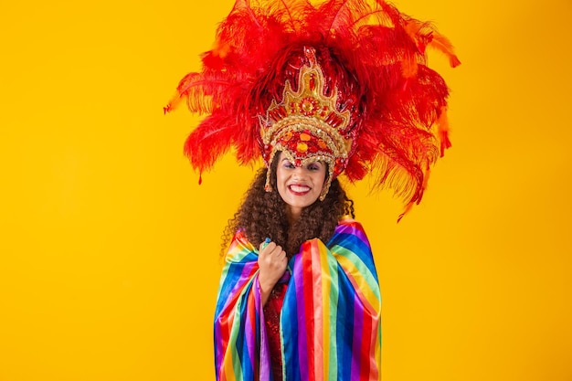 Bella donna afro in abito di carnevale bandiera lgbt su sfondo giallo.