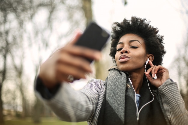 Bella donna afro prendendo un selfie