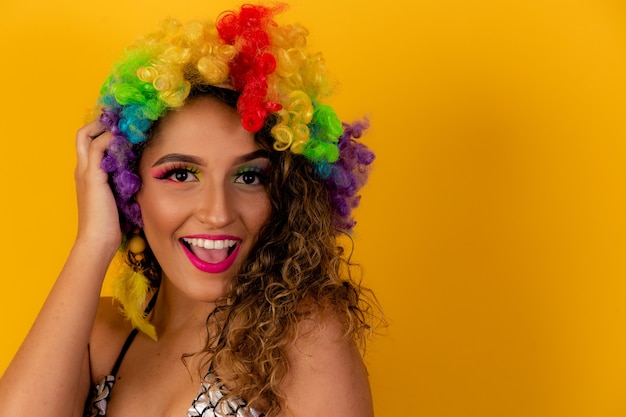 Bella donna afro vestita per il carnevale.