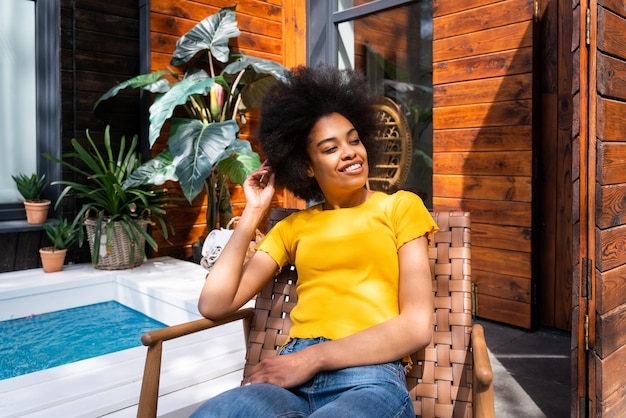 Bella donna afroamericana con i capelli ricci a casa