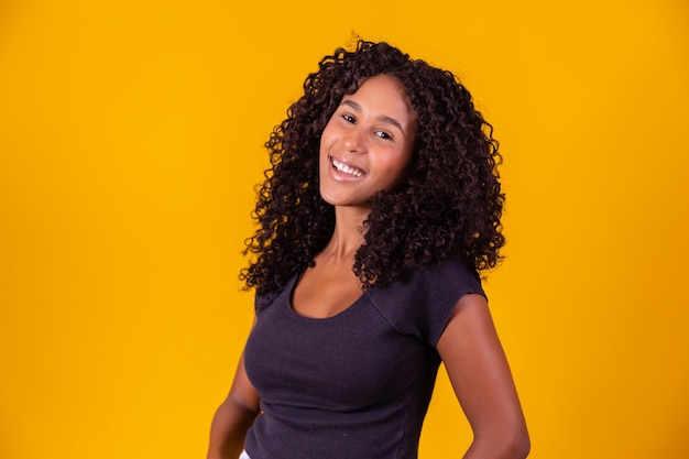 Bella donna afroamericana guardando la fotocamera Ritratto di giovane donna allegra con acconciatura afro Ragazza di bellezza con i capelli ricci