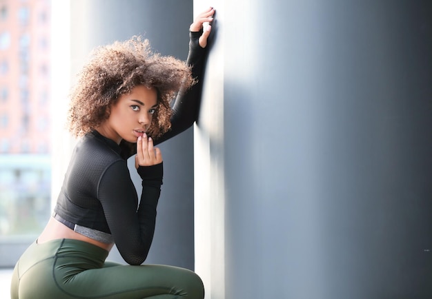 Bella donna afroamericana in abiti sportivi all'aperto