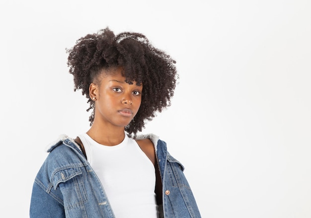 Bella donna afroamericana su sfondo bianco, modella in posa