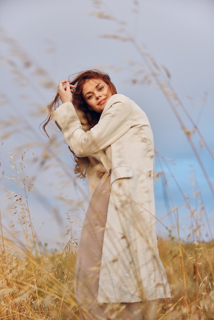 Bella donna agricoltura natura piante stagione autunnale concetto