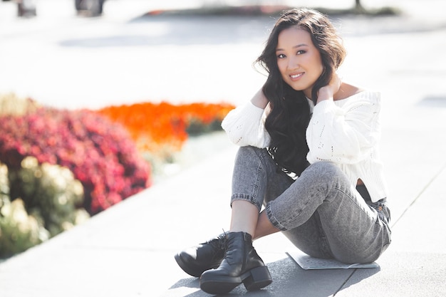 Bella donna all'aperto. Bella signora su fondo urbano. Ritratto femminile asiatico del primo piano.