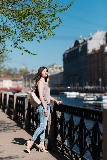 Bella donna alla moda che cammina per la città