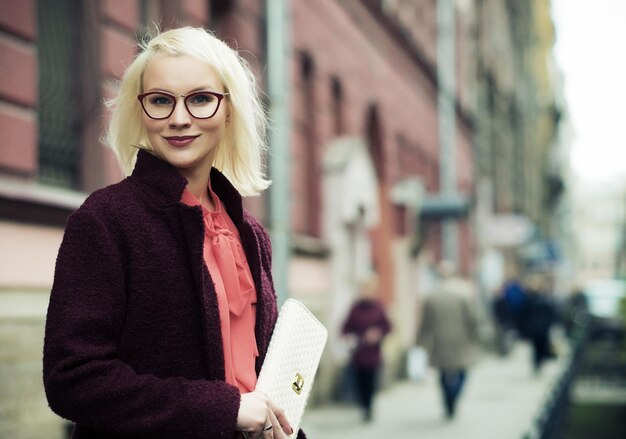 Bella donna alla moda sulla strada della città Giornata estiva