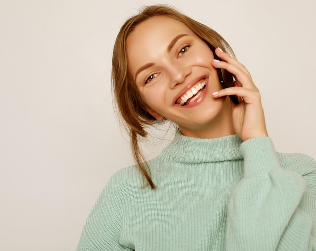 bella donna allegra che parla al cellulare