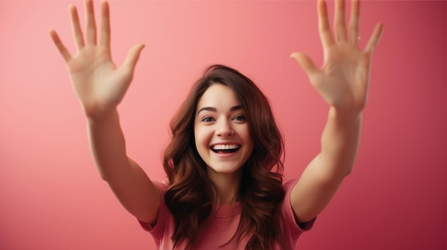 bella donna alzando la mano con il colore di sfondo