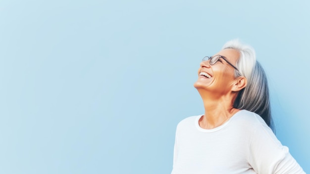 Bella donna anziana anziana con i capelli grigi che indossa occhiali e abbigliamento sportivo sorridente