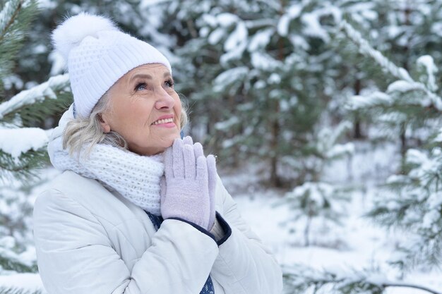 Bella donna anziana, in posa all'aperto in inverno