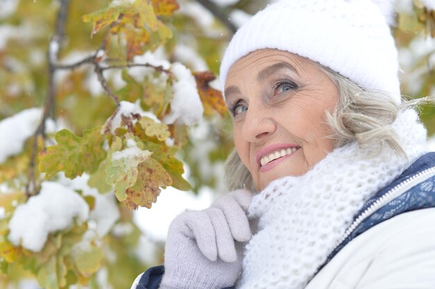 Bella donna anziana, in posa all'aperto in inverno