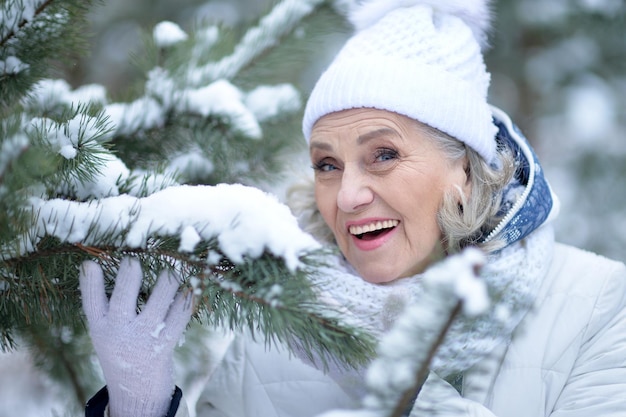 Bella donna anziana in posa all'aperto in inverno