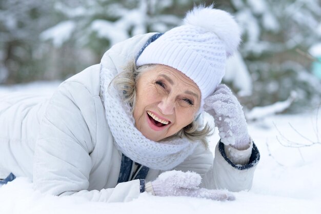 Bella donna anziana in posa all'aperto in inverno