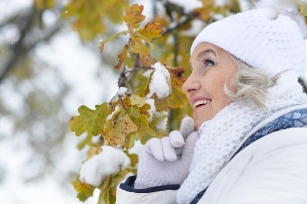 Bella donna anziana in posa all'aperto in inverno