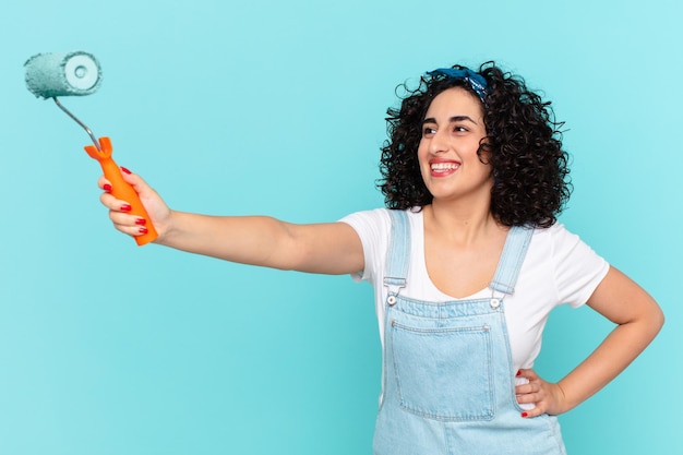 Bella donna araba che dipinge il concetto di muro di casa