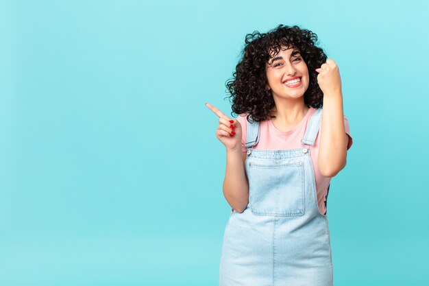 Bella donna araba che si sente scioccata, ride e celebra il successo