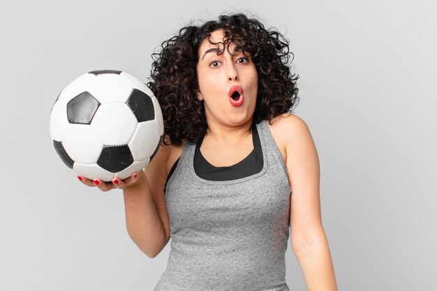 Bella donna araba con un pallone da calcio.