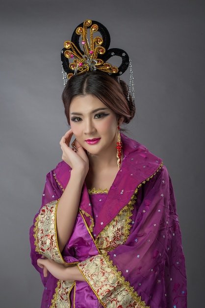 Bella donna asiatica che porta il vestito cinese dal qipao