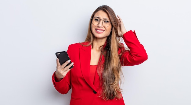 Bella donna asiatica che si sente stressata o spaventata con le mani sul concetto di business e telefono