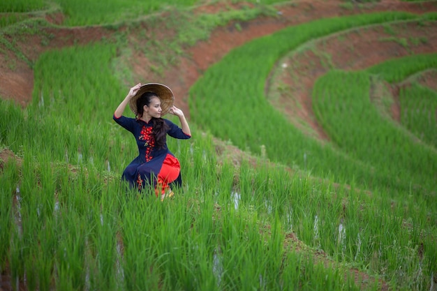 Bella donna asiatica con campi di riso verdi terrazzati a Ban pa pong piang terrazze di riso di Chiang Mai Thailandia