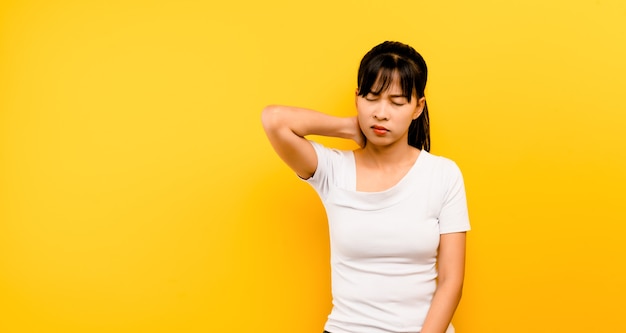 Bella donna asiatica con dolore al collo a causa del duro lavoro. strafare il duro lavoro film concetto di lavoro Concetto di malattia e corpo debole