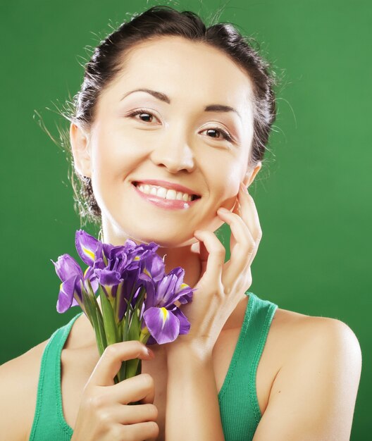 Bella donna asiatica con iris fiore