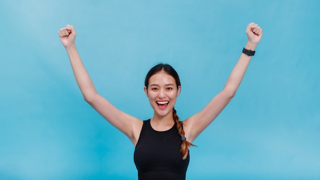 Bella donna asiatica in abiti sportivi