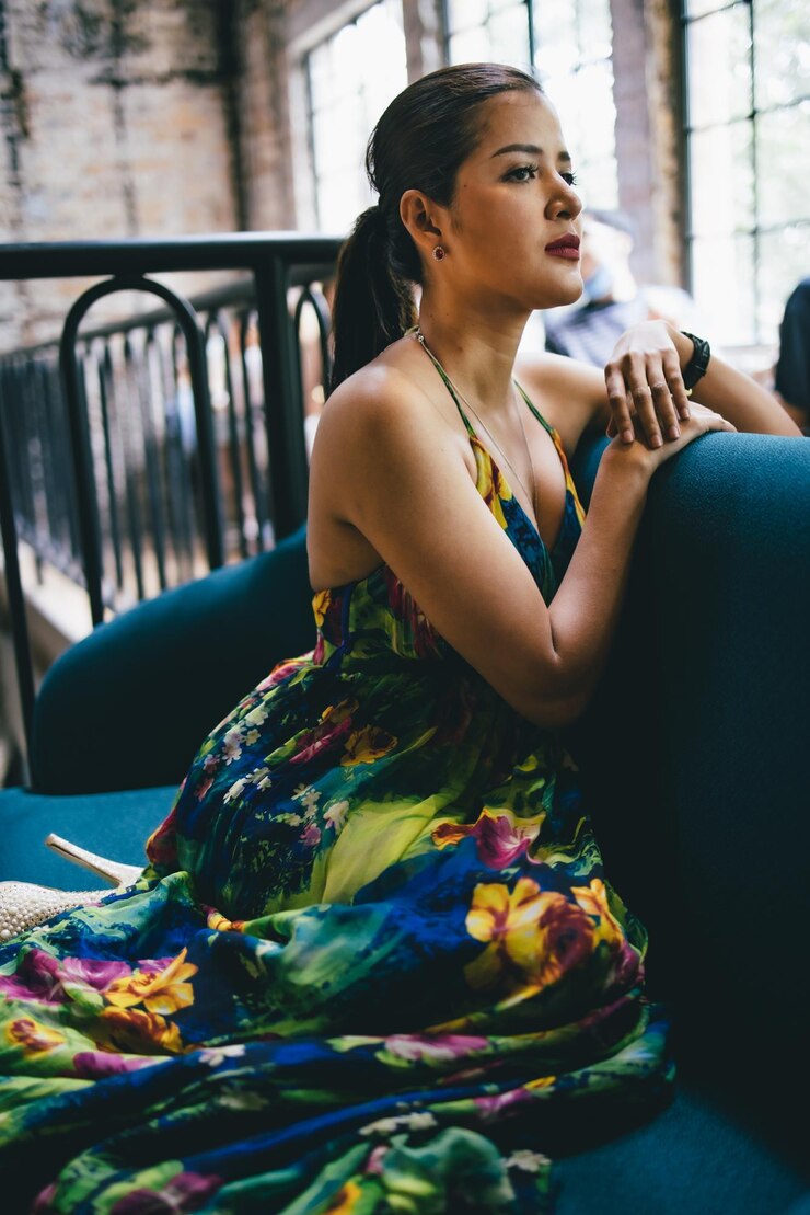Foto bella donna asiatica in attesa e in posa per la telecamera in un bel vestito